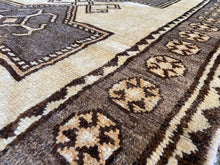 Carregar imagem no visualizador da galeria, Debbie - Vintage Tribal Qashqai Lori Persian Runner
